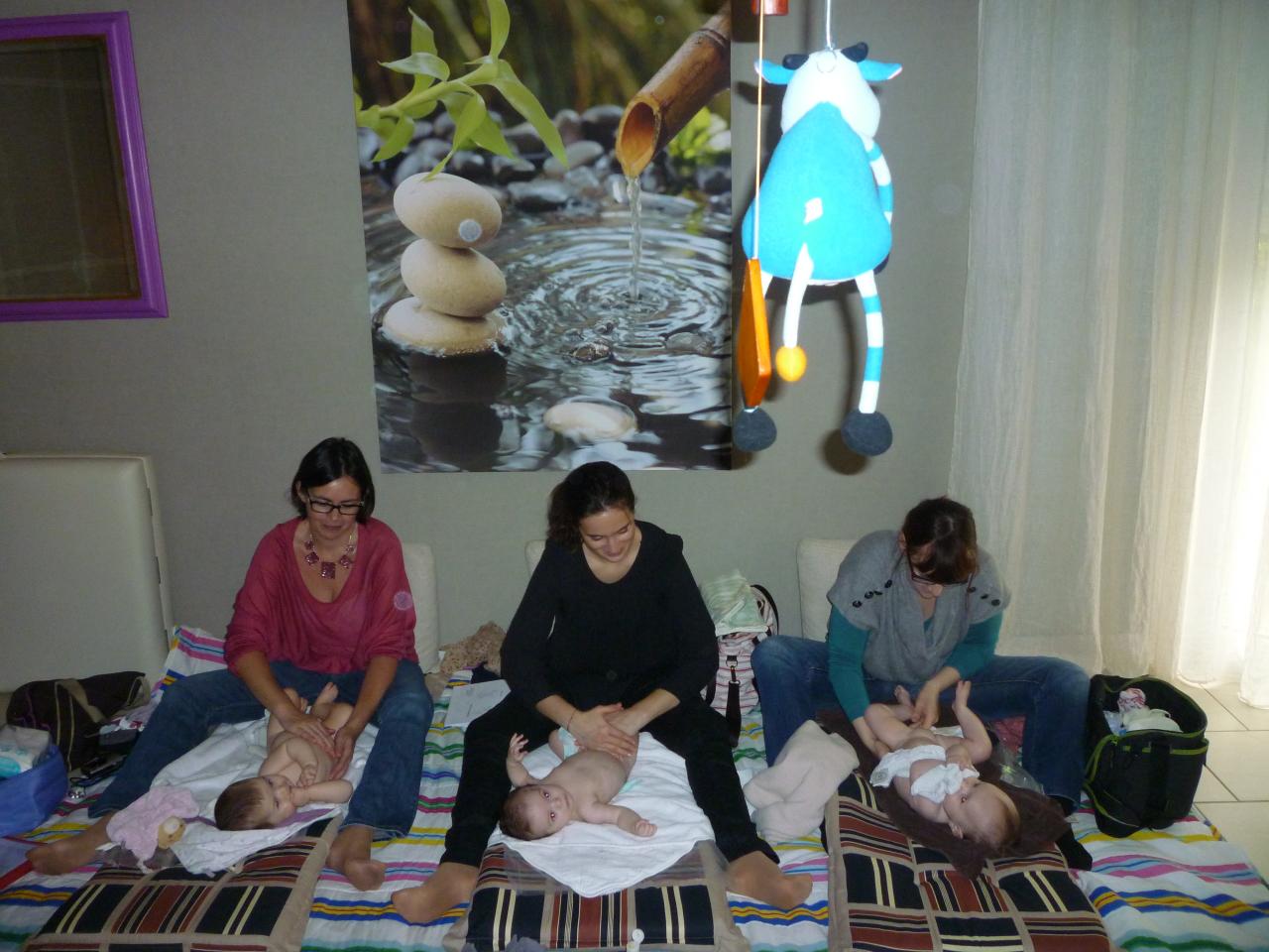 cours collectif , bébés attirés par madame la vache